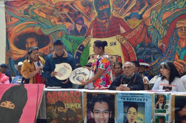Marichuy presents embroidered tributes in solidarity with political prisoners Jesús Plácido Galindo and Sixto Mendoza Limpia, Indigenous community defenders from Guerrero whose release delegates demanded during the opening plenary.