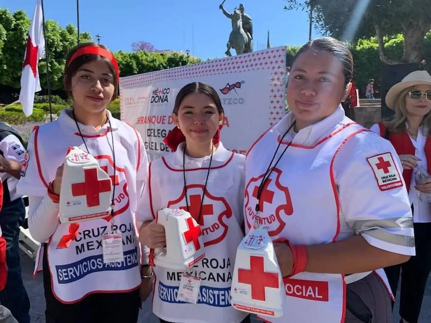 Three members of San Miguel's Cruz Roja Mexicana are pictured at a competition.