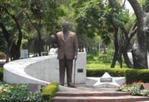 Statue of Mustafa Kemal Atatürk, founder of modern Türkiye, on the Paseo de la Reforma in Mexico City.