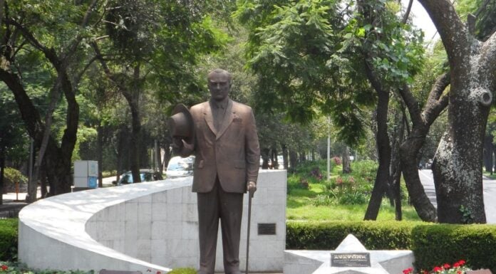 Statue of Mustafa Kemal Atatürk, founder of modern Türkiye, on the Paseo de la Reforma in Mexico City.