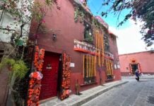 A building decorated with cempasúchil to celebrate Día de Muertos in San Miguel de Allende.