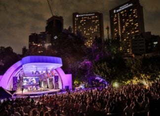 Night falls on the Polanco Jazz Festival in Mexico City, with the stage illuminated in purple lighting.