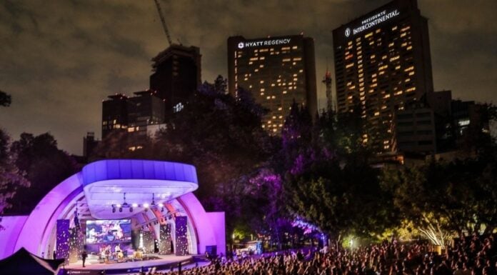 Night falls on the Polanco Jazz Festival in Mexico City, with the stage illuminated in purple lighting.