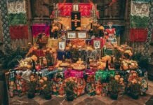 Día de Muertos ofrenda.