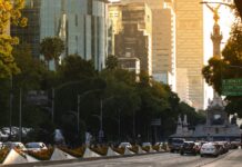 Traffic in Mexico City backed up near the Ángel de la Independencia