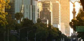 Traffic in Mexico City backed up near the Ángel de la Independencia