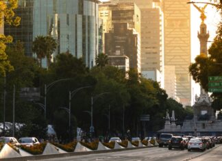 Traffic in Mexico City backed up near the Ángel de la Independencia