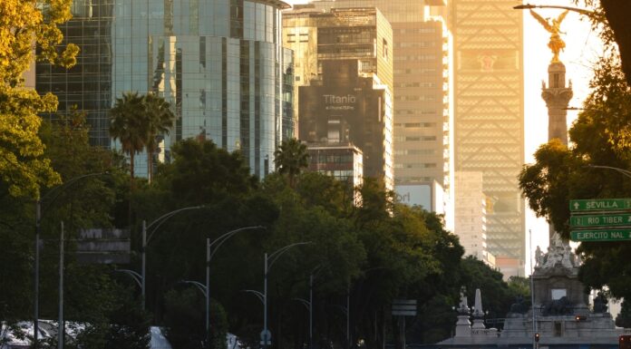 Traffic in Mexico City backed up near the Ángel de la Independencia