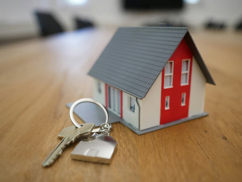 Key next to a model house representing a mortgage agreement in Mexico